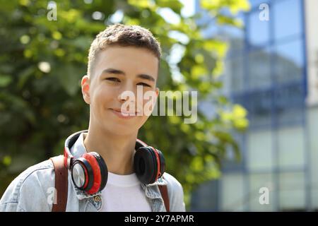 Portrait d'adolescent avec des écouteurs à l'extérieur. Espace pour le texte Banque D'Images