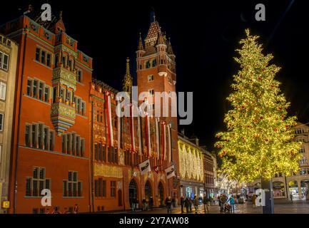 Fotografía Nocturna del Ayuntamiento de Basilea en Navidad con un enorme árbol de Navidad. Basilea, Suiza Banque D'Images