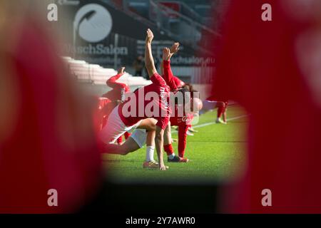 Cottbus, Deutschland 28. Septembre 2024 : 3. Liga - 2024/2025 - FC Energie Cottbus vs. 1. FC Saarbrücken Im Bild : Die Mannschaft von Energie Cottbus macht sich Warm /// la réglementation DFB interdit toute utilisation de photographies comme séquences d'images et/ou quasi-vidéo. /// Banque D'Images