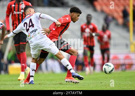 Seraing, Belgique. 29 septembre 2024. Stefano Marzo de Liège et Yannis Lawson de Seraing se battent pour le ballon lors d'un match de football entre le RFC Seraing et le RFC Liège, dimanche 29 septembre 2024 à Seraing, le jour 6 de la deuxième division 2024-2025 'Challenger Pro League' 1B du championnat belge. BELGA PHOTO JOHAN Eyckens crédit : Belga News Agency/Alamy Live News Banque D'Images