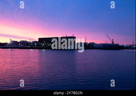 Lever de soleil dans le port du Havre, Normandie, France Banque D'Images