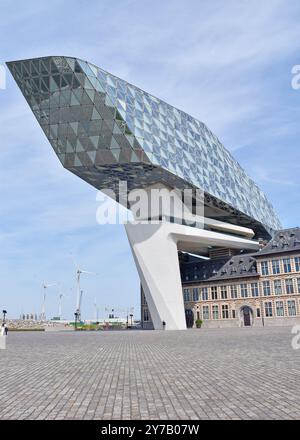 Le Havenhuis, le bâtiment de l'Autorité portuaire d'Anvers, avec une extension spectaculaire au-dessus revêtu de verre à facettes, architecte Zaha Hadid, construit en 2009-16. Banque D'Images