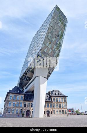 Le Havenhuis, le bâtiment de l'Autorité portuaire d'Anvers, avec une extension spectaculaire au-dessus revêtu de verre à facettes, architecte Zaha Hadid, construit en 2009-16. Banque D'Images