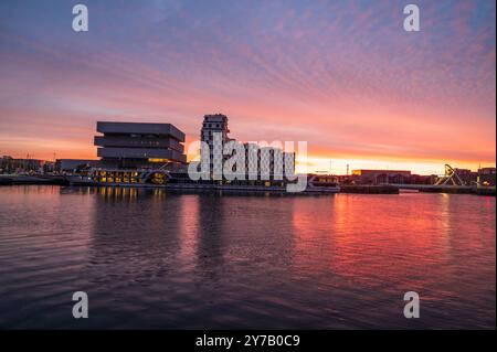 Lever de soleil dans le port du Havre, Normandie, France Banque D'Images