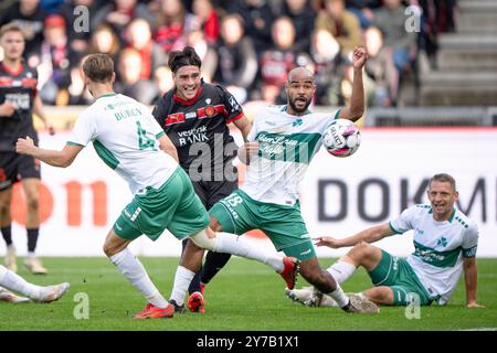 Herning, Danemark. 29 septembre 2024. Aral Simsir du FC Midtjylland égalise 1-1 dans un match contre Manuel MBOM, Nicolas Burgy et Jeppe Groenning de Viborg lors du match de super ligue entre le FC Midtjylland et Viborg FF à la MCH Arena de Herning le dimanche 29 septembre 2024. (Photo : Bo Amstrup /Ritzau Scanpix ) crédit : Ritzau/Alamy Live News Banque D'Images