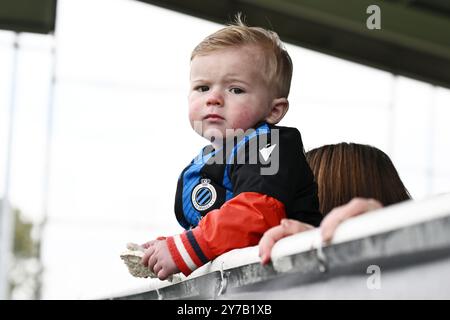 Aalter, Belgique. 29 septembre 2024. Une jeune fan photographiée lors d'un match de football féminin entre le Club Brugge Dames YLA et AA Gent le 5ème jour de la saison 2024 - 2025 de la Super League belge des femmes du loto, le dimanche 29 septembre 2024 à Aalter, Belgique . Crédit : Sportpix/Alamy Live News Banque D'Images