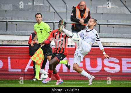 Seraing, Belgique. 29 septembre 2024. Mohamed Camara de Seraing et Lucca Lucker de Liège se battent pour le ballon lors d'un match de football entre le RFC Seraing et le RFC Liège, dimanche 29 septembre 2024 à Seraing, le jour 6 de la deuxième division 2024-2025 'Challenger Pro League' 1B du championnat belge. BELGA PHOTO JOHAN Eyckens crédit : Belga News Agency/Alamy Live News Banque D'Images