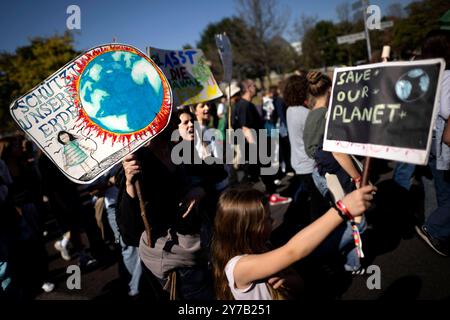 Fridays for future, Klimastreik DEU, Deutschland, Allemagne, Berlin, 20.09.2024 Demonstranten der Fridays for future Bewegung mit Schild Schuetzt unsere Erde Save Our Planet auf der Kundgebung und Demonstration von Schuelerinnen und Schueler der weltweiten Bewegung FridaysForFuture FFF unter dem motto NowForFuture Eure Symbolpolitik kostet uns die Zukunft und Klimakrise ist in Berlin Deutschland . Die Demonstranten streiken fuer einen radikalen Wandel der Klimapolitik, den Klimaschutz, der Einhaltung des 1,5-Grad-Ziels, Ausstieg aus der Kohlepolitik en : manifestants des vendredis pour futu Banque D'Images