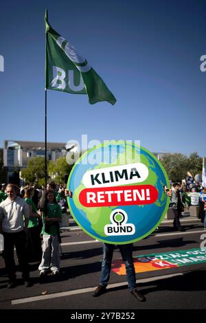 Fridays for future, Klimastreik DEU, Deutschland, Allemagne, Berlin, 20.09.2024 Demonstranten der Fridays for future Bewegung mit Schild Klima retten BUND auf der Kundgebung und Demonstration von Schuelerinnen und Schueler der weltweiten Bewegung FridaysForFuture FFF unter dem motto NowForFuture Eure Symbolpolitik kostet uns die Zukunft und Klimakrise ist in Berlin tschland . Die Demonstranten streiken fuer einen radikalen Wandel der Klimapolitik, den Klimaschutz, der Einhaltung des 1,5-Grad-Ziels, Ausstieg aus der Kohlepolitik en : les manifestants du mouvement des vendredis pour l'avenir avec si Banque D'Images