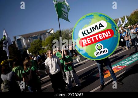 Fridays for future, Klimastreik DEU, Deutschland, Allemagne, Berlin, 20.09.2024 Demonstranten der Fridays for future Bewegung mit Schild Klima retten BUND auf der Kundgebung und Demonstration von Schuelerinnen und Schueler der weltweiten Bewegung FridaysForFuture FFF unter dem motto NowForFuture Eure Symbolpolitik kostet uns die Zukunft und Klimakrise ist in Berlin tschland . Die Demonstranten streiken fuer einen radikalen Wandel der Klimapolitik, den Klimaschutz, der Einhaltung des 1,5-Grad-Ziels, Ausstieg aus der Kohlepolitik en : les manifestants du mouvement des vendredis pour l'avenir avec si Banque D'Images