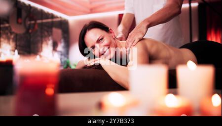 Femme se faisant masser dans le centre de spa Banque D'Images