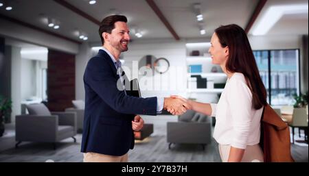 Remise de la clé de maison immobilière par l'agent Banque D'Images