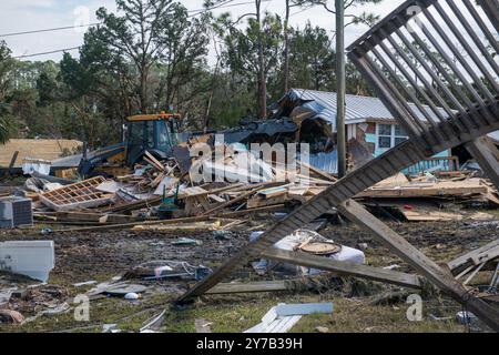 Keaton Beach, États-Unis. 28 septembre 2024. Des aviateurs américains sont affectés au 202nd Rapid Engineer Deployable Heavy Operational Repair Squadron Engineers (RED HORSE) Squadron de la Florida Air National Guard, dégageant des routes à Keaton Beach, en Floride, le 28 septembre 2024, après l'atterrissage de l'ouragan Helene. En date de samedi soir, 975 000 clients des services publics en Caroline du Sud, 605,000 en Caroline du Nord, 677 000 en Géorgie et 289 000 en Floride sont restés sans électricité. Photo du sergent d'état-major Jacob Hancock/U.S. Garde nationale aérienne/UPI crédit : UPI/Alamy Live News Banque D'Images