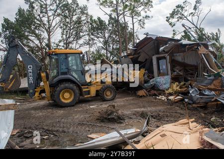 Keaton Beach, États-Unis. 28 septembre 2024. Des aviateurs américains sont affectés au 202nd Rapid Engineer Deployable Heavy Operational Repair Squadron Engineers (RED HORSE) Squadron de la Florida Air National Guard, dégageant des routes à Keaton Beach, en Floride, le 28 septembre 2024, après l'atterrissage de l'ouragan Helene. En date de samedi soir, 975 000 clients des services publics en Caroline du Sud, 605,000 en Caroline du Nord, 677 000 en Géorgie et 289 000 en Floride sont restés sans électricité. Photo du sergent d'état-major Jacob Hancock/U.S. Garde nationale aérienne/UPI crédit : UPI/Alamy Live News Banque D'Images