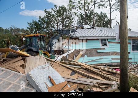 Keaton Beach, États-Unis. 28 septembre 2024. Des aviateurs américains sont affectés au 202nd Rapid Engineer Deployable Heavy Operational Repair Squadron Engineers (RED HORSE) Squadron de la Florida Air National Guard, dégageant des routes à Keaton Beach, en Floride, le 28 septembre 2024, après l'atterrissage de l'ouragan Helene. En date de samedi soir, 975 000 clients des services publics en Caroline du Sud, 605,000 en Caroline du Nord, 677 000 en Géorgie et 289 000 en Floride sont restés sans électricité. Photo du sergent d'état-major Jacob Hancock/U.S. Garde nationale aérienne/UPI crédit : UPI/Alamy Live News Banque D'Images