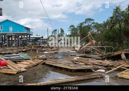 Keaton Beach, États-Unis. 27 septembre 2024. Des aviateurs américains affectés au 202nd Rapid Engineer Deployable Heavy Operational Repair Squadron Engineers (RED HORSE) Squadron, Florida Air National Guard, Clear Roads à Keaton Beach, Floride, le vendredi 27 septembre 2024, après l'arrivée de l'ouragan Helene. En date de samedi soir, 975 000 clients des services publics en Caroline du Sud, 605,000 en Caroline du Nord, 677 000 en Géorgie et 289 000 en Floride sont restés sans électricité. Photo du sergent d'état-major Jacob Hancock/U.S. Garde nationale aérienne/UPI crédit : UPI/Alamy Live News Banque D'Images