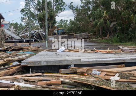 Keaton Beach, États-Unis. 27 septembre 2024. Des aviateurs américains affectés au 202nd Rapid Engineer Deployable Heavy Operational Repair Squadron Engineers (RED HORSE) Squadron, Florida Air National Guard, Clear Roads à Keaton Beach, Floride, le vendredi 27 septembre 2024, après l'arrivée de l'ouragan Helene. En date de samedi soir, 975 000 clients des services publics en Caroline du Sud, 605,000 en Caroline du Nord, 677 000 en Géorgie et 289 000 en Floride sont restés sans électricité. Photo du sergent d'état-major Jacob Hancock/U.S. Garde nationale aérienne/UPI crédit : UPI/Alamy Live News Banque D'Images