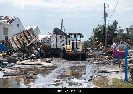 Keaton Beach, États-Unis. 28 septembre 2024. Des aviateurs américains sont affectés au 202nd Rapid Engineer Deployable Heavy Operational Repair Squadron Engineers (RED HORSE) Squadron de la Florida Air National Guard, dégageant des routes à Keaton Beach, en Floride, le 28 septembre 2024, après l'atterrissage de l'ouragan Helene. En date de samedi soir, 975 000 clients des services publics en Caroline du Sud, 605,000 en Caroline du Nord, 677 000 en Géorgie et 289 000 en Floride sont restés sans électricité. Photo du sergent d'état-major Jacob Hancock/U.S. Garde nationale aérienne/UPI crédit : UPI/Alamy Live News Banque D'Images