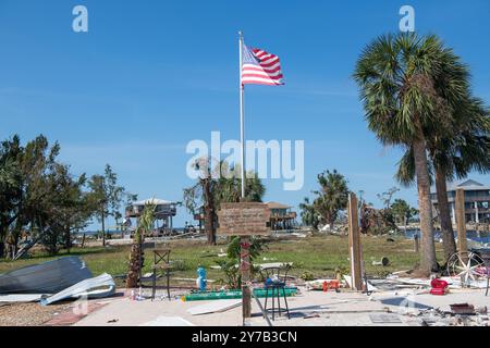 Keaton Beach, États-Unis. 28 septembre 2024. Des aviateurs américains sont affectés au 202nd Rapid Engineer Deployable Heavy Operational Repair Squadron Engineers (RED HORSE) Squadron de la Florida Air National Guard, dégageant des routes à Keaton Beach, en Floride, le 28 septembre 2024, après l'atterrissage de l'ouragan Helene. En date de samedi soir, 975 000 clients des services publics en Caroline du Sud, 605,000 en Caroline du Nord, 677 000 en Géorgie et 289 000 en Floride sont restés sans électricité. Photo du sergent d'état-major Jacob Hancock/U.S. Garde nationale aérienne/UPI crédit : UPI/Alamy Live News Banque D'Images