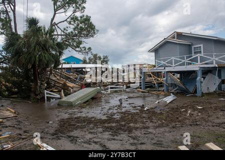 Keaton Beach, États-Unis. 27 septembre 2024. Des aviateurs américains affectés au 202nd Rapid Engineer Deployable Heavy Operational Repair Squadron Engineers (RED HORSE) Squadron, Florida Air National Guard, Clear Roads à Keaton Beach, Floride, le vendredi 27 septembre 2024, après l'arrivée de l'ouragan Helene. En date de samedi soir, 975 000 clients des services publics en Caroline du Sud, 605,000 en Caroline du Nord, 677 000 en Géorgie et 289 000 en Floride sont restés sans électricité. Photo du sergent d'état-major Jacob Hancock/U.S. Garde nationale aérienne/UPI crédit : UPI/Alamy Live News Banque D'Images