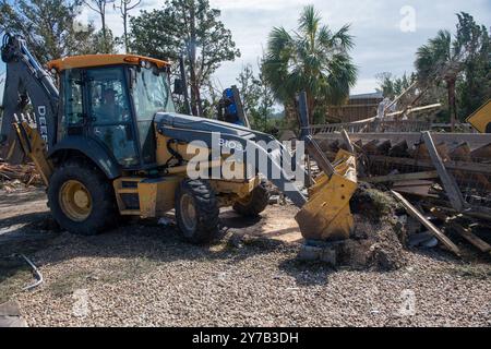 Keaton Beach, États-Unis. 28 septembre 2024. Des aviateurs américains sont affectés au 202nd Rapid Engineer Deployable Heavy Operational Repair Squadron Engineers (RED HORSE) Squadron de la Florida Air National Guard, dégageant des routes à Keaton Beach, en Floride, le 28 septembre 2024, après l'atterrissage de l'ouragan Helene. En date de samedi soir, 975 000 clients des services publics en Caroline du Sud, 605,000 en Caroline du Nord, 677 000 en Géorgie et 289 000 en Floride sont restés sans électricité. Photo du sergent d'état-major Jacob Hancock/U.S. Garde nationale aérienne/UPI crédit : UPI/Alamy Live News Banque D'Images