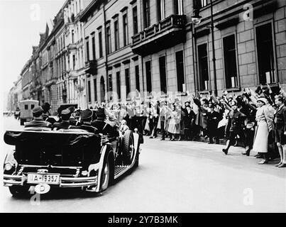 Les Berlinois acclamés saluent Adolf Hitler devant la chancellerie alors qu'il se rend à l'Opéra de Kroll pour l'ouverture de la première session de travail du Reichstag deux jours après l'ouverture de la cérémonie à Potsdam. Banque D'Images