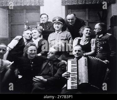 Portrait de groupe du personnel de l'établissement d'euthanasie Hartheim relaxant avec un accordéon. Le château de Hartheim près de Linz était l'un des six hôpitaux et sanitoria en Allemagne et en Autriche dans lesquels le programme nazi d'euthanasie a été mis en œuvre. Entre mai 1940 et août 1941, plus de 18 000 malades handicapés ont été tués à Hartheim. Banque D'Images