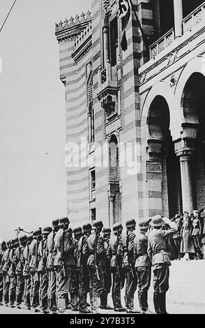 Les troupes allemandes saluent lors d'une cérémonie de levée du drapeau sur le balcon de l'hôtel de ville de Sarajevo. L'occupation nazie de la Grèce (pour renflouer la tentative bâclée de Mussolini) et de la Yougoslavie (pour écraser la résistance) fut rapide mais prit plus d'un mois. Il est intéressant de spéculer s'ils n'avaient pas été détournés dans les Balkans et avaient lancé Barbarossa un mois plus tôt. Moscou serait-il tombé avant le début de l'hiver ? Banque D'Images