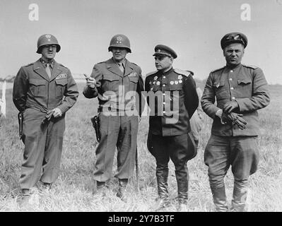 Les généraux mericains et soviétiques posent sur les rives de l'Elbe près de Torgau, en Allemagne, où les deux Alliés se sont liés pour la première fois. Sur la photo, de gauche à droite, il y a Brig. Gen. Charles G. Helmick (général d'artillerie du Ve corps), Maj. Gen. Clarence R. Huebner (CG Ve corps, première armée américaine), Lt. Gen. Baclanow (commandant le général russe du 34e corps), et Maj. Gen. Rusacov (commandant le général russe de la 58e division d'infanterie). La photo est datée du 26 avril 1945, le lendemain de la rencontre des deux armées à Torgau en Allemagne. Banque D'Images