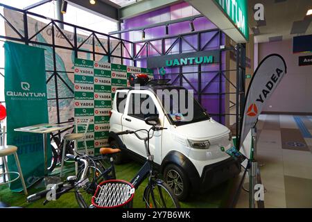 Un point de vente et d'information de Quantum Motors dans la station de téléphérique de Faro Murillo à El Alto, Bolivie. Quantum Motors est une entreprise bolivienne privée basée à Cochabamba qui, depuis 2019, produit de petites voitures électriques, des bicyclettes et d'autres véhicules à batterie, assemblés à partir de pièces importées principalement de Chine. Banque D'Images