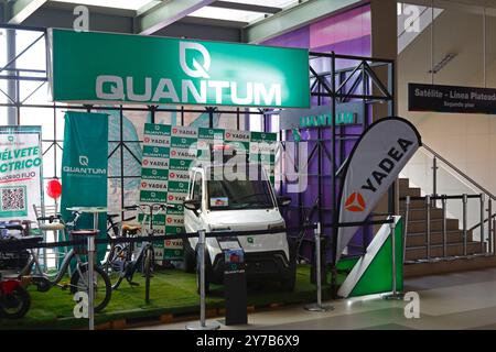 Un point de vente et d'information de Quantum Motors dans la station de téléphérique de Faro Murillo à El Alto, Bolivie. Quantum Motors est une entreprise bolivienne privée basée à Cochabamba qui, depuis 2019, produit de petites voitures électriques, des bicyclettes et d'autres véhicules à batterie, assemblés à partir de pièces importées principalement de Chine. Banque D'Images