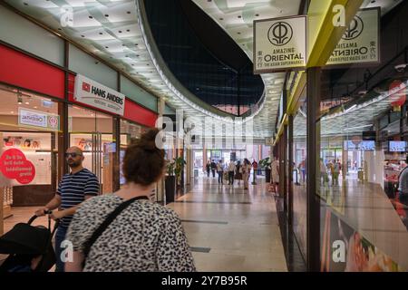 L'étonnant supermarché asiatique oriental et les opticiens Hans Anders dans le centre commercial Stadsfeestzaal à Anvers, Belgique Banque D'Images