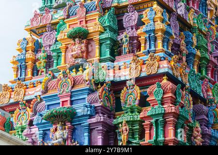 Design extérieur du temple Sri Thendayuthapani, style dravidien de l'architecture. Singapour. Banque D'Images