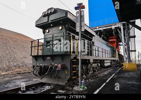 (240929) -- URUMQI, 29 septembre 2024 (Xinhua) -- Un train se charge de charbon à une station de chargement de la mine de charbon à ciel ouvert de Zhundong du Xinjiang Zhundong Energy Co., Ltd de China Energy Group dans la région autonome ouïgur du Xinjiang du nord-ouest de la Chine, 27 septembre 2024. Le Xinjiang a tiré pleinement parti de ses ressources en charbon pour stimuler l'industrie charbonnière et le développement de haute qualité de l'économie. Au cours du premier semestre de 2024, la production de charbon brut du Xinjiang provenant d'entreprises au-dessus de la taille désignée a atteint 240 millions de tonnes, en hausse de 13,4 pour cent en glissement annuel. Basé sur ses riches ressources en charbon, le Xinjiang est acceler Banque D'Images