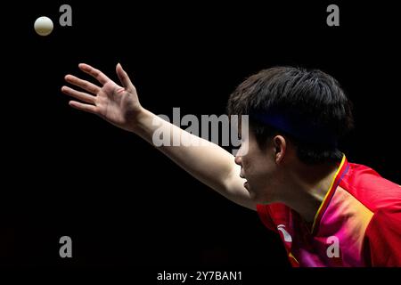 Pékin, Chine. 29 septembre 2024. Wang Chuqin sert lors du match de premier tour masculin entre Wang Chuqin, de Chine, et Shinozuka Hiroto, du Japon, au World Tennis de table (WTT) China Smash 2024 à Pékin, en Chine, le 29 septembre 2024. Crédit : Xiao Yijiu/Xinhua/Alamy Live News Banque D'Images