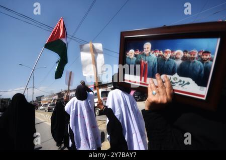 Budgam, Jammu-et-Cachemire, Inde. 29 septembre 2024. Les musulmans chiites du Cachemire crient des slogans lors d'une manifestation contre le meurtre du dirigeant du Hezbollah Hassan Nasrallah, à Magam, à environ 25 km au nord de Srinagar, la capitale estivale du Cachemire indien. L’armée israélienne (Tsahal) a déclaré le 28 septembre 2024 sur X (anciennement Twitter) que le chef du Hezbollah Hassan Nasrallah avait été tué lors d’une frappe nocturne sur Beyrouth, et le Hezbollah a confirmé la mort de Nasrallah dans un communiqué publié le même jour. Plus de 41 300 Palestiniens et plus de 1 400 Israéliens ont été tués, selon le Palestine Health Mi Banque D'Images