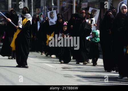 Budgam, Jammu-et-Cachemire, Inde. 29 septembre 2024. Les musulmans chiites du Cachemire crient des slogans lors d'une manifestation contre le meurtre du dirigeant du Hezbollah Hassan Nasrallah, à Magam, à environ 25 km au nord de Srinagar, la capitale estivale du Cachemire indien. L’armée israélienne (Tsahal) a déclaré le 28 septembre 2024 sur X (anciennement Twitter) que le chef du Hezbollah Hassan Nasrallah avait été tué lors d’une frappe nocturne sur Beyrouth, et le Hezbollah a confirmé la mort de Nasrallah dans un communiqué publié le même jour. Plus de 41 300 Palestiniens et plus de 1 400 Israéliens ont été tués, selon le Palestine Health Mi Banque D'Images