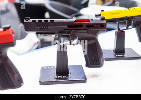 Pistolets militaires modernes, revolvers, à l'exposition, équipement militaire sur fond blanc Banque D'Images