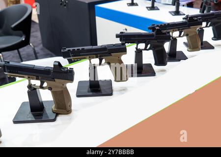 Pistolets militaires modernes, revolvers, à l'exposition, équipement militaire sur fond blanc Banque D'Images