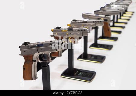 Pistolets militaires modernes, revolvers, à l'exposition, équipement militaire sur fond blanc Banque D'Images