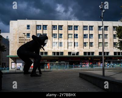 Pearl assurance bâtiment avec sculpture devant ciel gris dramatique derrière Banque D'Images