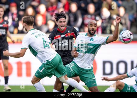 Herning, Danemark. 29 septembre 2024. Aral Simsir du FC Midtjylland égalise 1-1 dans un match contre Nicolas Burgy et Manuel MBOM de Viborg lors du match de super ligue entre le FC Midtjylland et Viborg FF à la MCH Arena de Herning le dimanche 29 septembre 2024. (Photo : Bo Amstrup /Ritzau Scanpix) crédit : Ritzau/Alamy Live News Banque D'Images