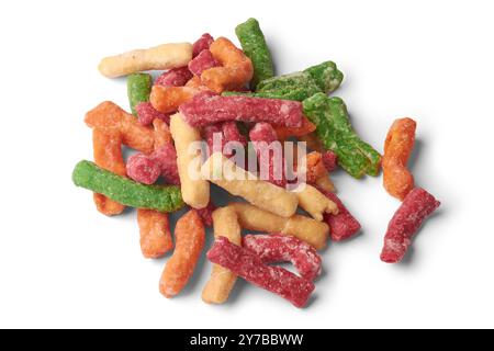 pile de murukku de sucre coloré fond blanc isolé, snack sucré indien traditionnel à base de farine de riz et recouvert de sirop de sucre et teint Banque D'Images