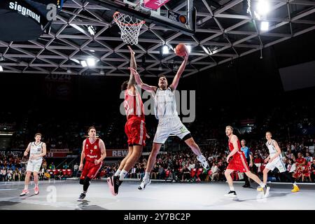 Elias Harris (FC Bayern M?nchen, 20), Benedikt Turudic (Veolia Towers Hamburg, 44) im Wurf easyCredit Basketball Bundesliga, FC Bayern M?nchen - Veolia Towers Hamburg ; M?nchen, BMW Park AM 29.09.2024 Banque D'Images