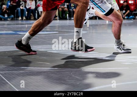 Elias Harris (FC Bayern M?nchen, 20) Benedikt Turudic (Veolia Towers Hamburg, 44) Am Ball, Schatten auf dem Glasboden easyCredit Basketball Bundesliga, FC Bayern M?nchen - Veolia Towers Hamburg ; M?nchen, BMW Park Am 29.09.2024 Banque D'Images