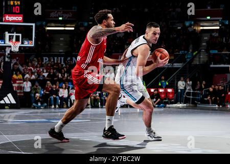 Elias Harris (FC Bayern M?nchen, 20) Benedikt Turudic (Veolia Towers Hamburg, 44) Am Ball easyCredit Basketball Bundesliga, FC Bayern M?nchen - Veolia Towers Hamburg ; M?nchen, BMW Park Am 29.09.2024 Banque D'Images