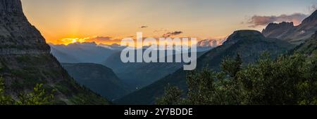 Panorama du soleil couchant sur les montagnes entourant McDonald Creek sur le côté ouest du parc national des glaciers Banque D'Images