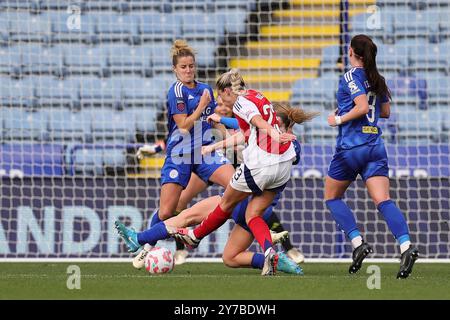 LEICESTER, ROYAUME-UNI, 29 SEPTEMBRE 2024. Ruby Mace de Leicester City bloque un tir d'Alessia Russo d'Arsenal lors du match de football Barclays FA Super League pour femme entre Leicester City et Arsenal au King Power Stadium de Leicester, en Angleterre. (Crédit : James Holyoak / Alamy Live News) Banque D'Images