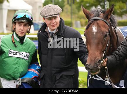 Le jockey Dylan Browne McMonagle (à gauche) et l'entraîneur Joseph O'Brien (au centre) avec Montpellier Green dans l'enclos du vainqueur après avoir remporté le Lavazza Nursery handicap à l'hippodrome de Curragh, Dublin. Date de la photo : dimanche 29 septembre 2024. Banque D'Images