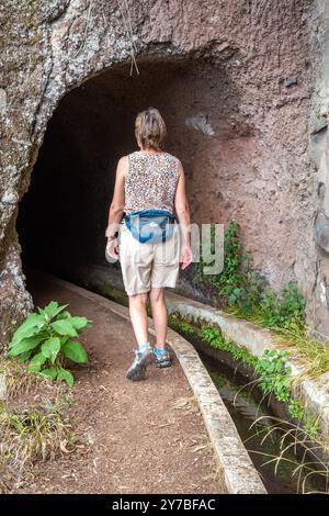 Marcher le long de la Levada dos Maroços a Levada sur l'île portugaise de Madère entre la deuxième plus grande ville de l'île Machico et Marocos Banque D'Images